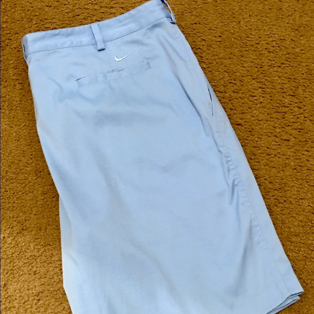 Size 42 men’s Nike dri-fit golf shorts nc blue